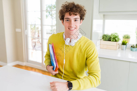 青年学生男子戴耳机图片