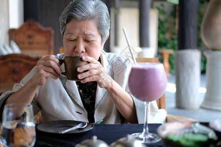 在餐馆喝咖啡茶的老年长老年妇女成熟退休生活方式图片