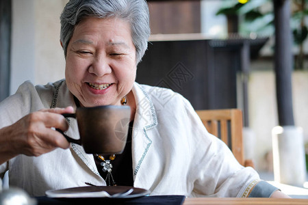 在餐馆喝咖啡茶的老年长老年妇女成熟退休生活方式图片
