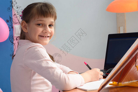 在家里的办公桌前做作业的精神很好的女孩图片
