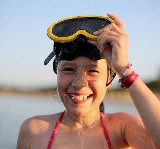 夏天带着潜水面具的快乐小女孩在图片