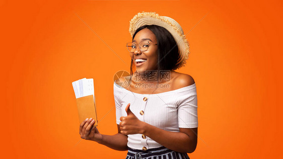 在橙色背景上站立着的黑女人微笑持有罚单和护照图片