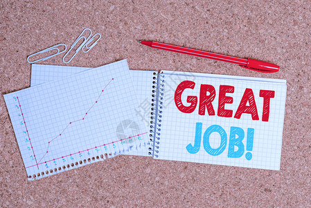 写笔记显示出色的工作用于赞扬某人做得好的商业概念办公桌笔记本纸办公室纸板图片