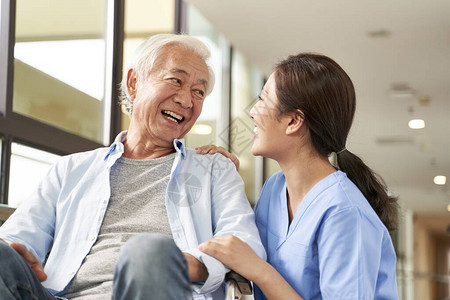 在疗养院走廊与快乐的老年男子聊天说到她和幸福的老人图片
