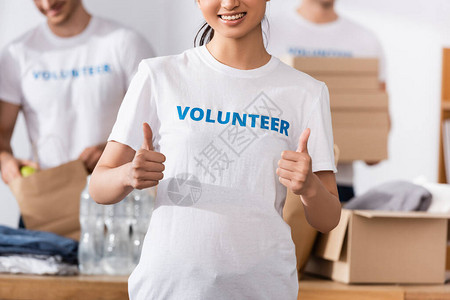 在慈善中心近乎捐赠的手势上展示了志愿人图片