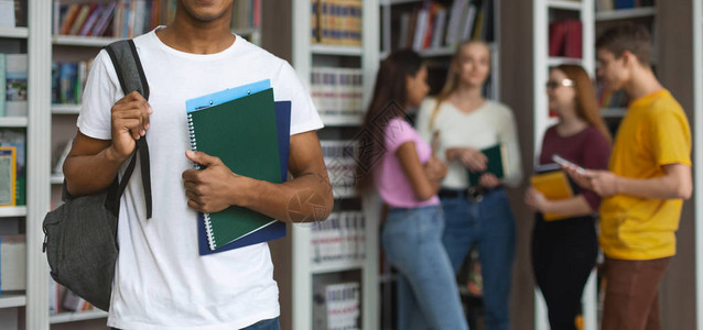 学生日常生活非洲裔美国学生站在一群学生面前图片