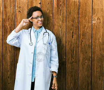 年轻的非洲裔美国女医生图片
