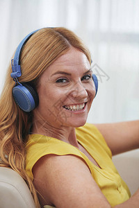 听音乐播客或录音书籍的耳机中快乐的年图片