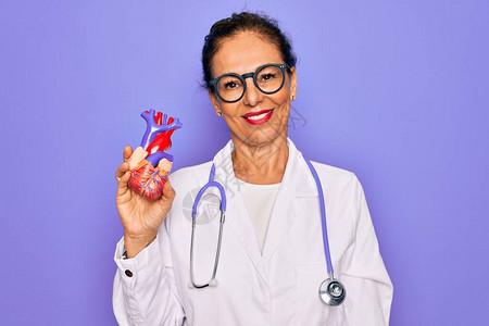 中年高级心脏病专家医生女手持专业心脏病学心脏图片