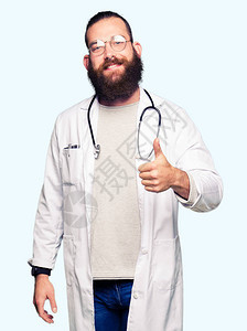 金发大胡子的年轻医生穿着医疗外套图片