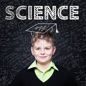 莱恩科学聪明的学生儿童在黑板背图片