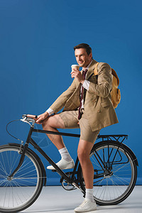 男人笑着喝咖啡去骑自行车看图片
