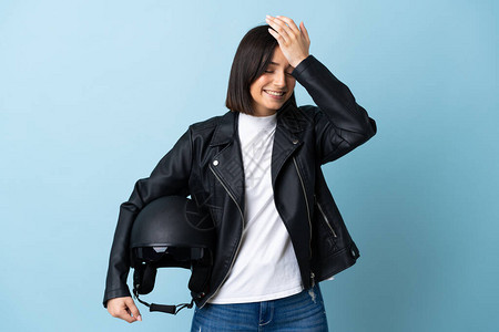 拿着蓝色背景的摩托车头盔的女人已经意识到了一些事图片