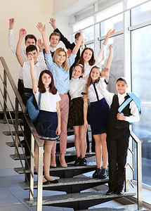 快乐的小学生和教师站图片