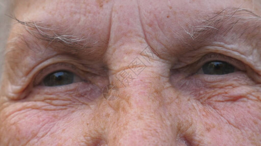闭上年迈的祖母灰色的眼睛背景图片