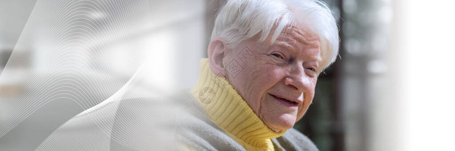 一位快乐的老年妇女的肖图片