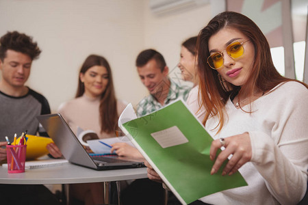 有吸引力的年轻女大学生微笑着对镜头图片