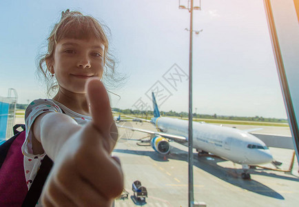 飞机背景的机场儿童图片