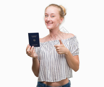 拿着德国护照的金发少女开心地笑着做好手势图片