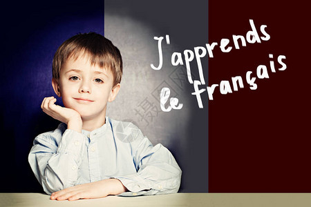 学习法语概念快乐的儿童学生指着标题Japprendslefrancais题字图片