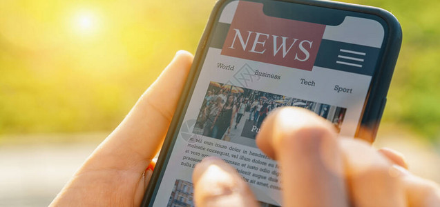 手机上的在线新闻智能手机屏幕的特写妇女在应用程序中阅读文章手持智能设备样机网站互联网上的报图片