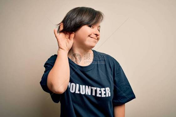 年轻综合症志愿者女身穿社会关怀慈善团体T恤图片