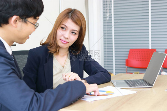 充满自信的亚洲年轻投资顾问商业女商人与图片