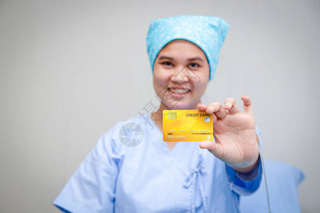 患者持有信用卡来治疗疾病获得健康益处等信用卡样机图片