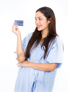 女患者持有幸福和心安理得的健康保险卡请查看InfoFin图片
