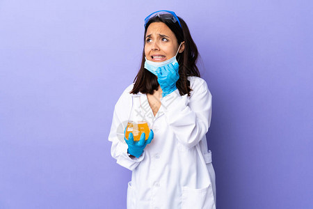 研究治疗冠状菌疾病的疫苗的科学家女有点紧张图片
