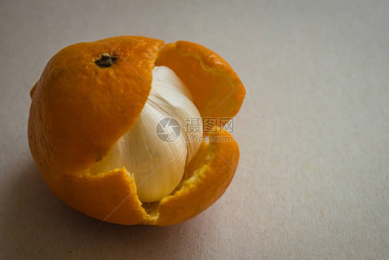 橘子皮下藏着一个大蒜鳞茎图片
