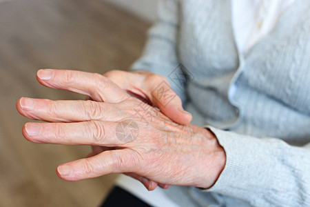 老年妇女在手掌上涂抹保湿乳液霜图片