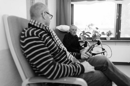 芬兰图尔库养老院的成熟男人和老人合影图片