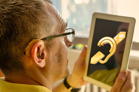戴耳聋助听器的人图片