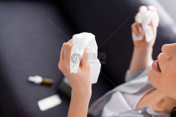 流鼻涕拿着纸巾的过敏女剪影图片