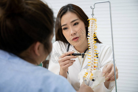 医生向胖女病人解释背骨问题保健和康的图片