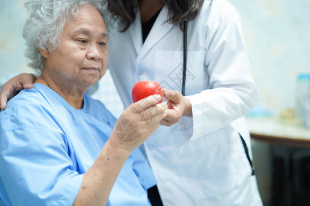 亚洲护士理疗师医生护理帮助和支持医院病房的老年或老年妇人患者图片