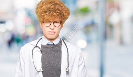 穿着医疗大衣的英俊年轻医生男子忧郁不已图片