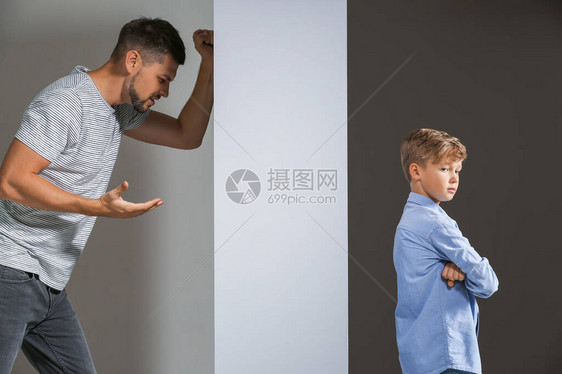父亲隔着墙和他的小儿子说话父母和孩子之图片