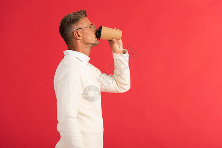 长着眼镜的帅男人喝咖啡在红图片
