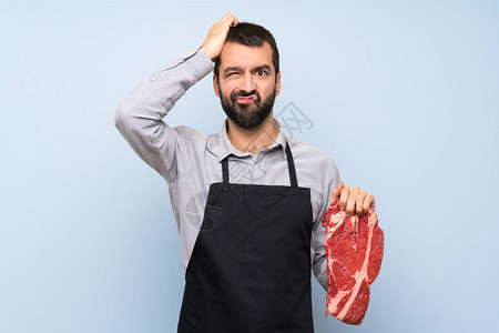 厨师拿着生肉表现出沮丧和不理解的挫折感图片