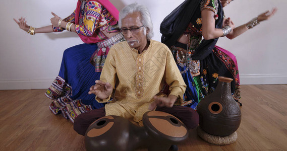 印度音乐家在传统Tabla冲击器上敲鼓图片