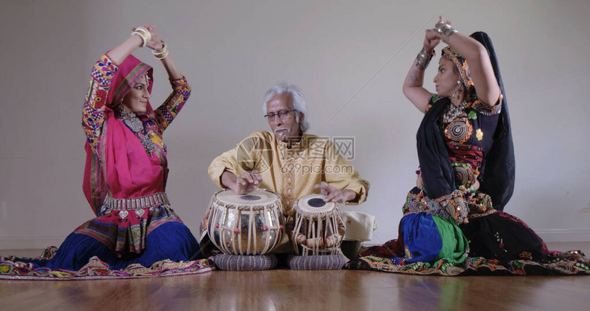 印度音乐家在传统Tabla冲击器上敲鼓图片