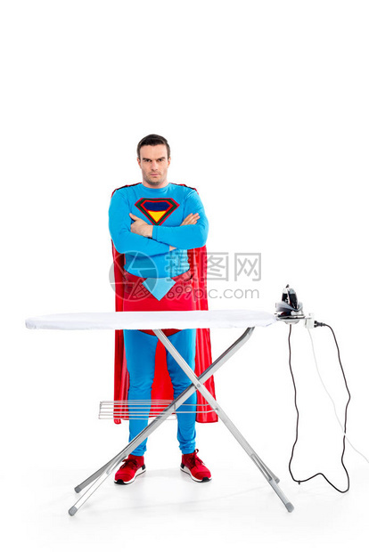 长得帅的超人站在铁板上拿着横臂站着看图片