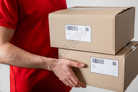 带克码和条码的送货员在灰色隔离卡片上的包装袋Q图片
