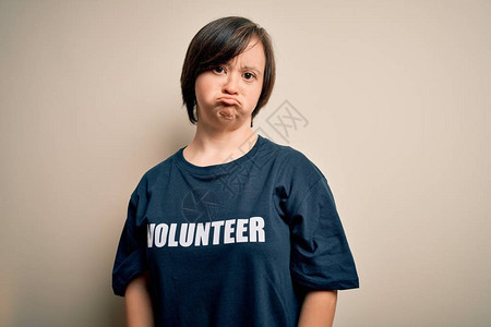 身穿社会护理慈善T恤的年轻综合症志愿者女感到沮丧图片