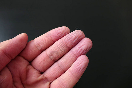 在水中留下手指的皱纹由水造图片素材