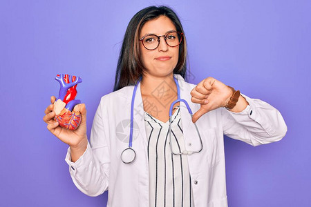年轻医生心脏病专家女图片