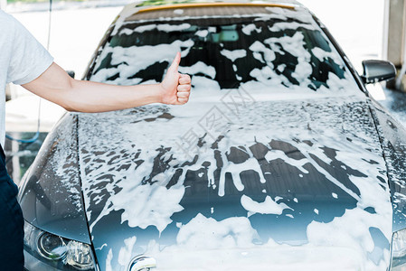汽车清洁剂用泡沫在汽车图片