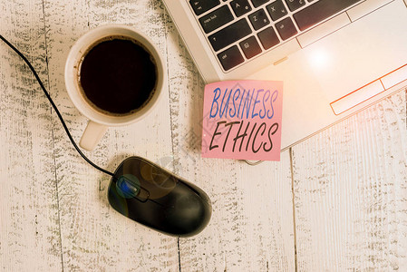 显示商业道德的书写笔记研究适当商业政策和实践的商业概念时尚金属笔记本电脑空白便笺咖啡杯图片